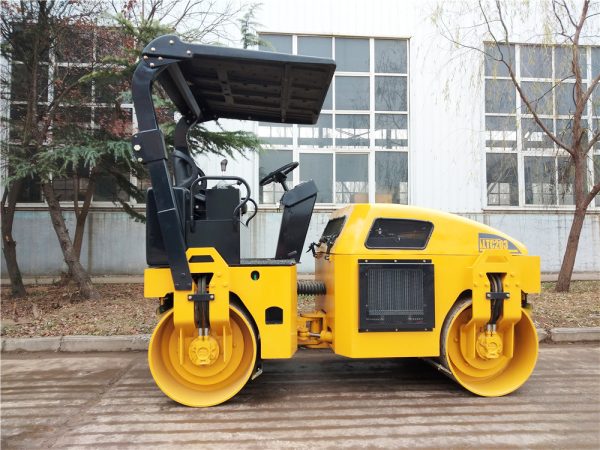 3 Ton Lutong Road Roller LTC203 with Dual Steel Wheels and 1250mm Vibration Width for Maximum Efficiency - Image 3