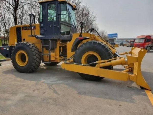 DL210 200HP Wheel Bulldozer With 4m3 Dozing Capacity - Image 4