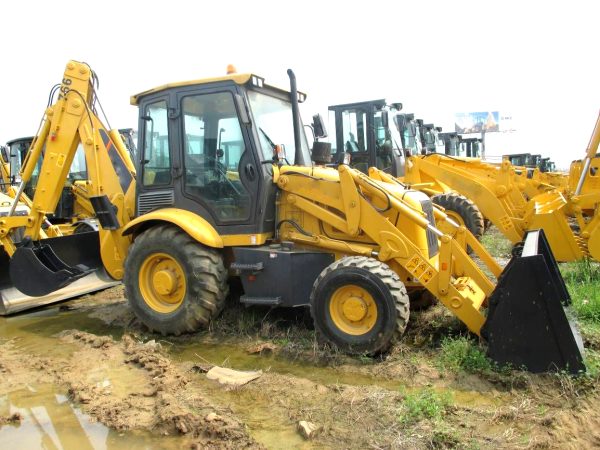 High Operating Efficiency Backhoe Loader CLG766A 1.0cbm 0.2cbm 2ton 74.5kW - Image 3