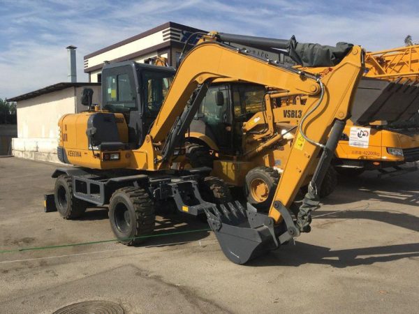 On Sale XE75WG 7 Ton Wheel Excavator with Breaker Line and Full Accessory Package - Image 5