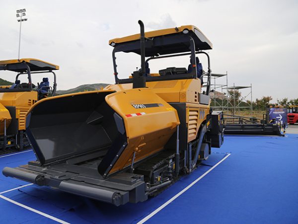 RP1255TIV 12.5m Max Paving Width Leveling Machine Asphalt Concrete Paver With Automatic leveling system in stock - Image 4