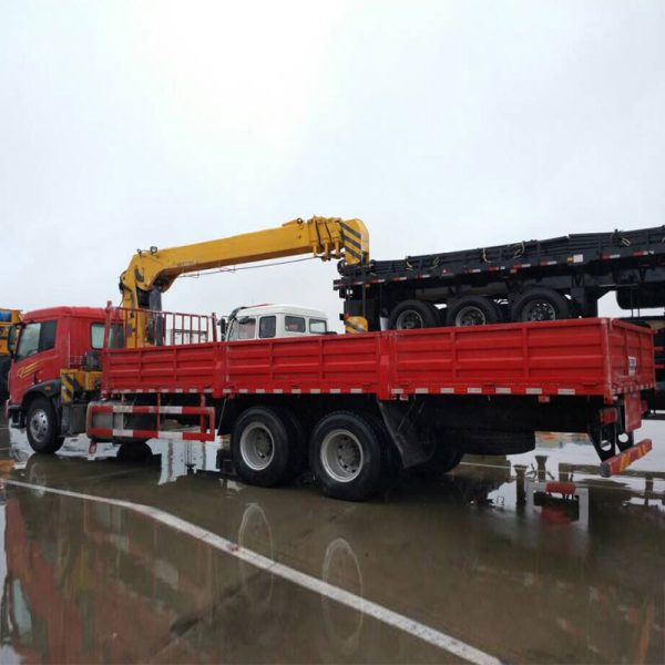 Truck Mounted Crane SPS12500B Hydraulic 5tons 4-section Stiff Boom 13.6m - Image 4